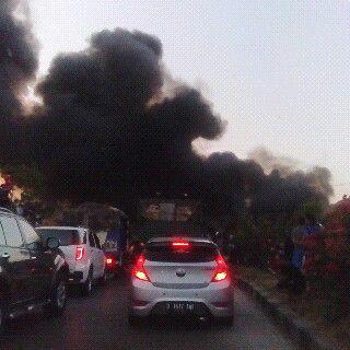 DiarWirdani's tweet photo. @RadioElshinta kebakaraN diparakan muncang efeknya 2jam tdk bergerak macet arah garut http://t.co/e0taqiOudA