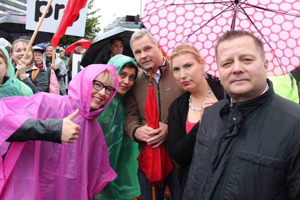 Kansanedustajat <a href="/akpekonen/">Aino-Kaisa Pekonen</a> @silviamodig <a href="/kmhanninen/">Katja Hänninen</a> Matti Semi ja Markus Mustajärvi sanovat #stop ja #eileikkauksille