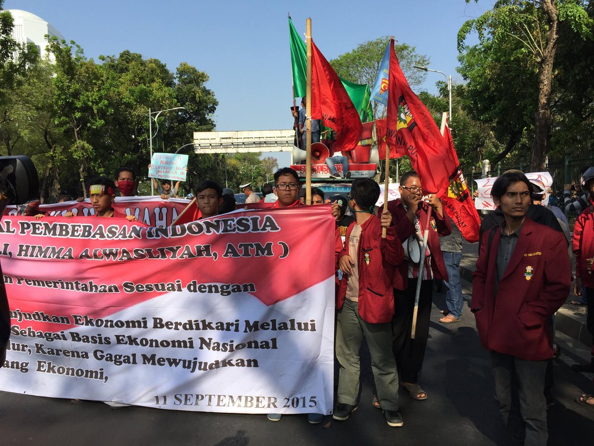 binorjagat's tweet photo. tuntutan: 
1. Turunkan Jokowi-JK
2. Reformasi Jilid II
3. Luruskan Kiblat Bangsa: UUD 1945 dan Pancasila http://t.co/I0IeSYnpgk