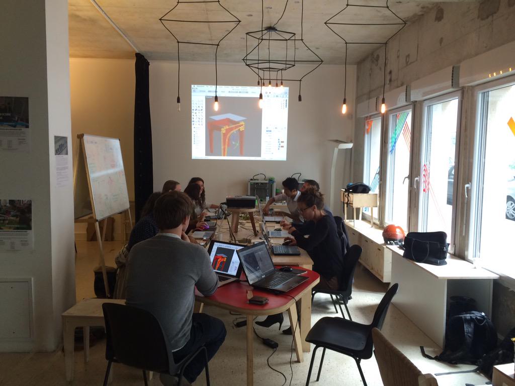 WoMa_Paris's tweet photo. "Bonjour on voudrait commander 10 pizzas format extrême" #formationWoMa Cc @clangelin http://t.co/SHBOyzEpx4