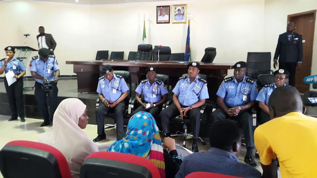 MKabrik's tweet photo. This type of engagement would never have happened in the Past. Kudos to the new @PoliceNG Cc @AishaYesufu http://t.co/K5cnO72e5g
