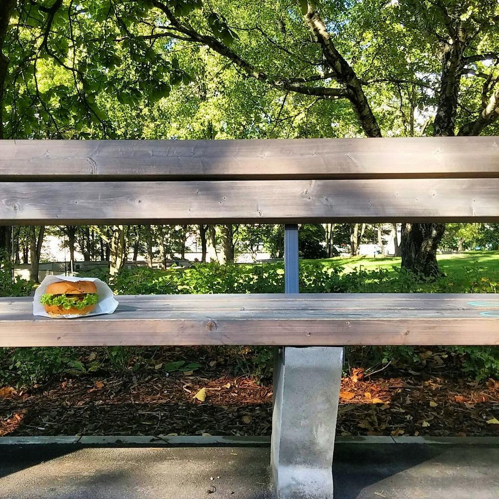Ghetto_Burger's tweet photo. Kārtējā saulainā diena. Pasūti burgeri līdzņemšanā un baudi to mūsu rajona parkā. P.s. Plaša soliņu izvēle :) http://t.co/3fROijxRWS
