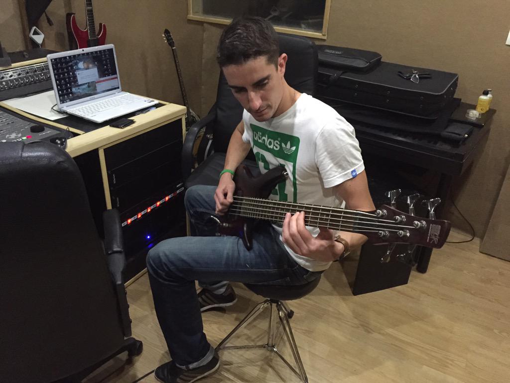 Theopsya's tweet photo. When guitarists have fun with a bass-guitar...! http://t.co/4dZIDY7LI7
