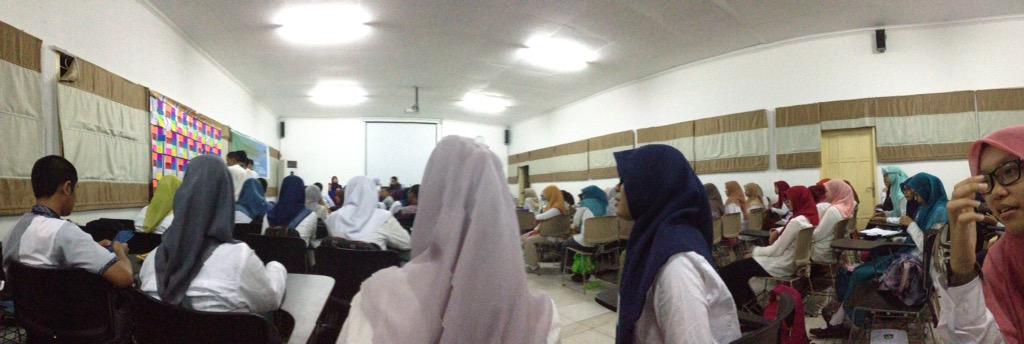 MSFKUMI15's tweet photo. [LIVE REPORT] Briefing hari ini, menjelaskan time schedule masing-masing divisi. http://t.co/KgOurTRIIz