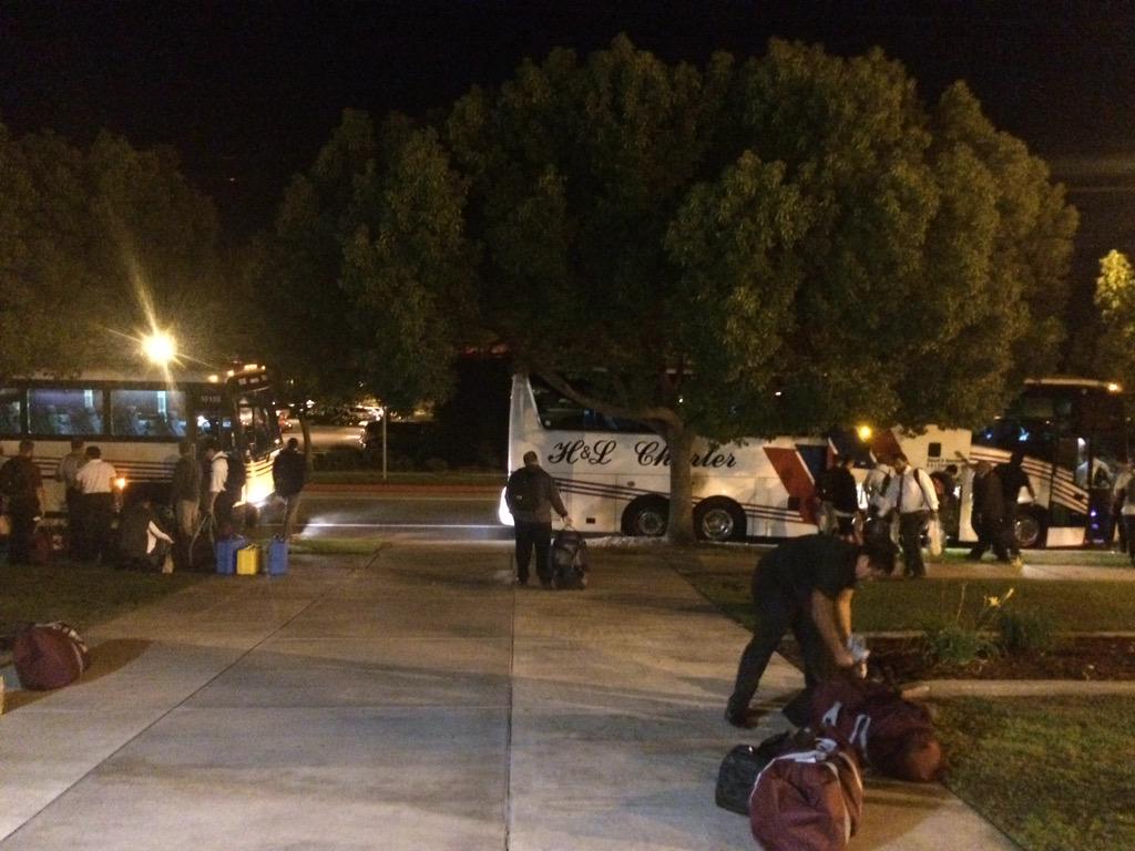 UofR_Football's tweet photo. Loading up for Oregon round 2! #DawgsOnTheMove #UpB4TheSun #LetsGo #Good2Great #DareGreatThings #BusinessTrip http://t.co/yTLij821Aq