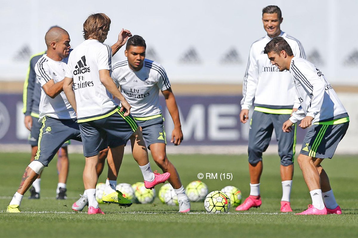 realmadrid's tweet photo. El equipo completó la última sesión previa al partido ante el Granada ⚽

#HalaMadrid #RMLiga http://t.co/RRF9TlNR8P