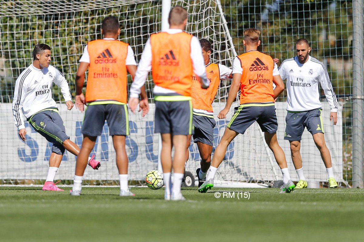 realmadrid's tweet photo. El equipo completó la última sesión previa al partido ante el Granada ⚽

#HalaMadrid #RMLiga http://t.co/RRF9TlNR8P