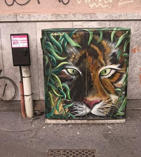 LucaGattuso's tweet photo. A #Milano il @ComuneMI ha dato la possibilità a street artist e writers di dipingere le cabine dei semafori. Geniale! http://t.co/izF0iiqQ3f