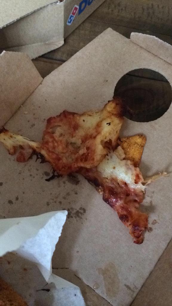 DaNiMac1987's tweet photo. @dominos got a treat for my kids and this is how the nachos came 🙈 burnt and hardly any cheese 😡 and it's all cold! http://t.co/aEfPD72dbe