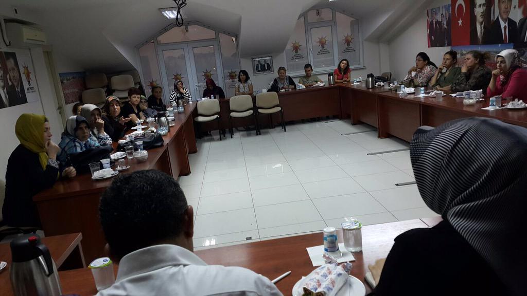 akzeytinburnu's tweet photo. Kadın kollarımızda daha önce görev yapan yönetim kurulu üyelerimizle istişare toplantımızı gerçekleştiriyoruz.. http://t.co/cTWCCazhWA