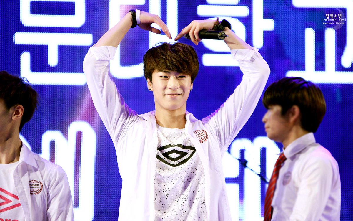 MOONBIN_COM's tweet photo. [#달빛소년][#문빈닷컴] [PIC] 150918 미츄 프로젝트 #아스트로 #ASTRO #문빈 #MOONBIN 빈이 대왕하트 뿅♡ http://t.co/wqQ3m4yvnS @offclASTRO http://t.co/0KMnob7itQ