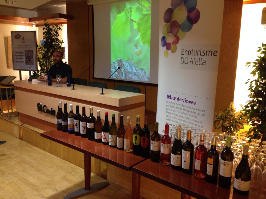 Papersdevi's tweet photo. Comença la #SetmanaVi @DOAlella amb la xerrada d' @oriol_artigas al Corte Inglés http://t.co/ScFCkZ0sdl