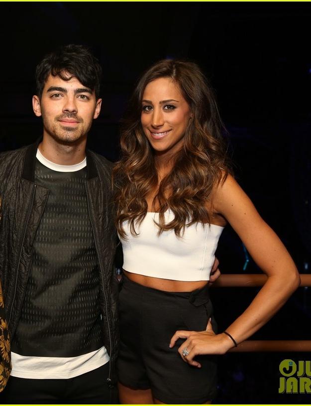 Hoje é aniversário da Danielle Jonas! Happy bday Dani! Hope you\re having some Cake By The Ocean    