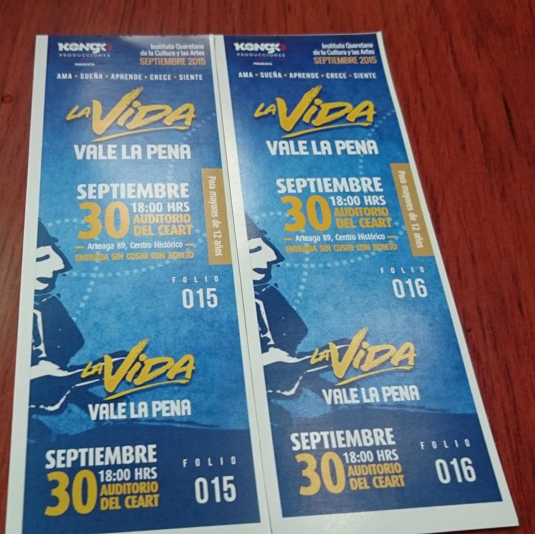 pipo2010mx's tweet photo. Listos para @vidavalelapena @davidfilio con boleto en mano http://t.co/ExveiNqJDU