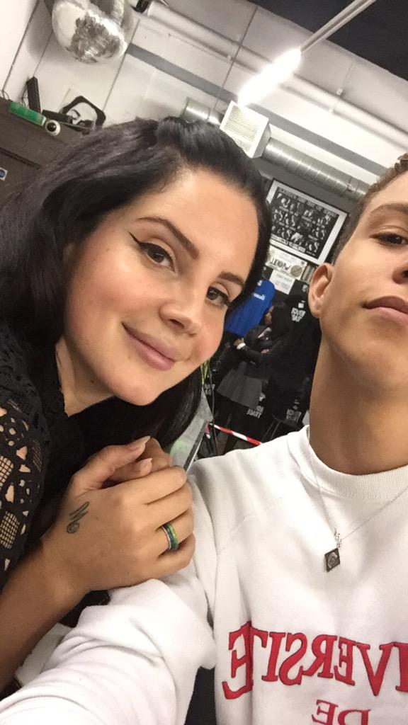 kiddcanaryy's tweet photo. I MET LANA @LanaDelRey thank you so much 💙 http://t.co/Q5bIkjsSVP