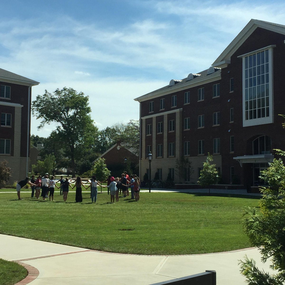 ElonGN's tweet photo. We love when classes meet in the Global Quad! #GoGlobal #IntellectualClimate @elonuniversity http://t.co/PqXbQMf51T