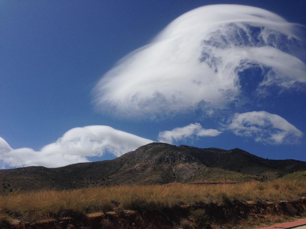 Dirk_MB's tweet photo. Nubes sobrevolando el Monte #Carramolo de #Benalmádena (#Málaga) - @tiempobrasero @A3Noticias #MeEncantaMálaga ❤️ http://t.co/alEBZ5HvzF