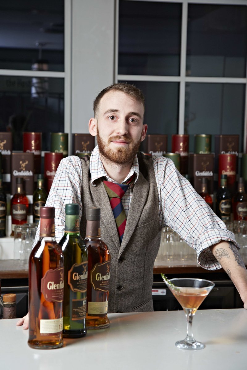 Here's Mark Barrett <a href="/CringletieHouse/">Cringletie</a> with his impressive serve, Daunder in the Hills