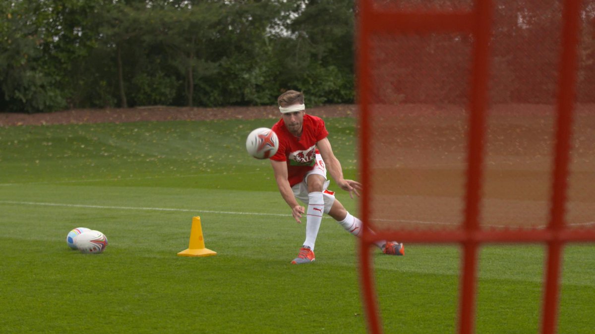 aaronramsey's tweet photo. Francis, @CalumChambers95 and I had our own @Arsenal #RWC2015 challenge. Only one winner...! https://t.co/8S4yW0rwDa http://t.co/e9wpF68zQn