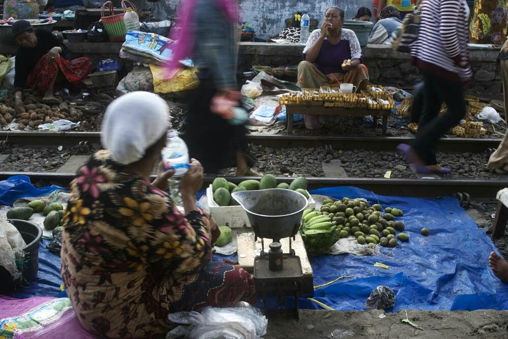 Aktifitas pasar rel kereta api Magersari saat pagi hari.
#Unstoppablesurabaya