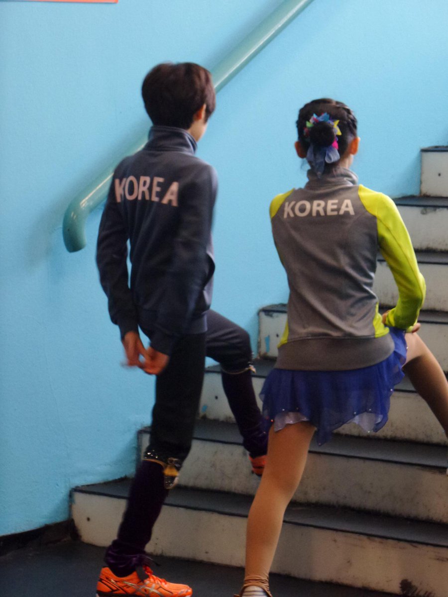 heeyuhee's tweet image. 시상식 대기 중인 귀요미들 투샷이랑 박성훈 선수 단독샷 #LombardiaTrophy #AdvancedNovice #Winners