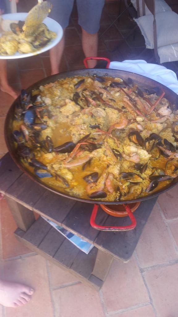GerardWill121's tweet photo. Lunch is served #paella #hugeportion http://t.co/YxvD2AeWr6