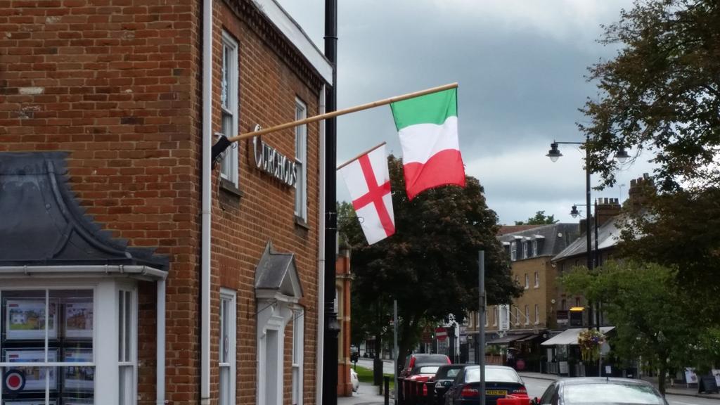 Sport360's tweet photo. Nice touch! Local towns hoist flags of the teams they are hosting. #RWC15 #WelcomeItaly #Cobham http://t.co/twiwM8myQv