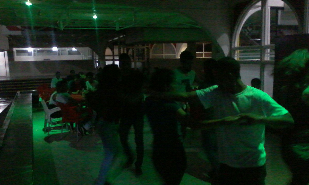 Atodavidaragua's tweet photo. El bolerista cubano #HéctorTéllez visitó @99Punto5 y luego puso a bailar a todo el mundo en @dvidacafe1 con su música http://t.co/aovuieWMwy