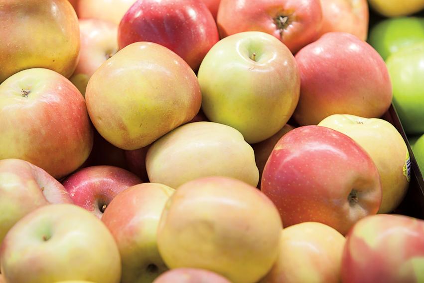 NaturalGrocers's tweet photo. An #apple a day keeps the...you know. But, who wants to eat plain ol' apples everyday? http://t.co/oCYbjA9PXT #natgro http://t.co/DD1C3zIqqj