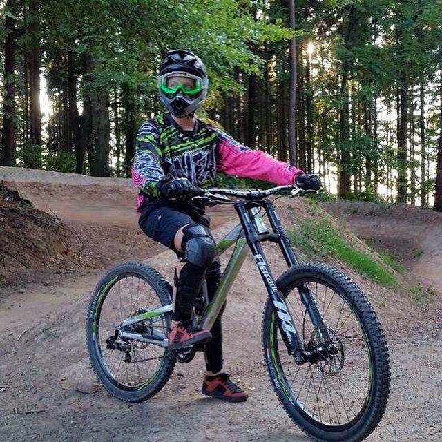 AbbyHogie's tweet photo. I love downhill to the 🌙 and 🔙
#downhill#propain#propainbikes#bikepark#girlsdownhill#downhillgirl#bike#radical http://t.co/fktM6NOksf