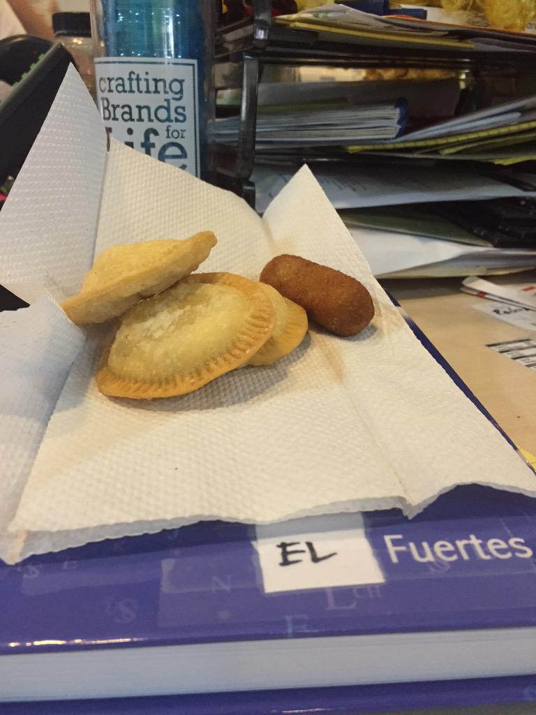 FrnkUlloa's tweet photo. #LowePastelitos #ElFuertes #LaHoraFeli #AmorPorLoPatelito http://t.co/8REjTvBLrN