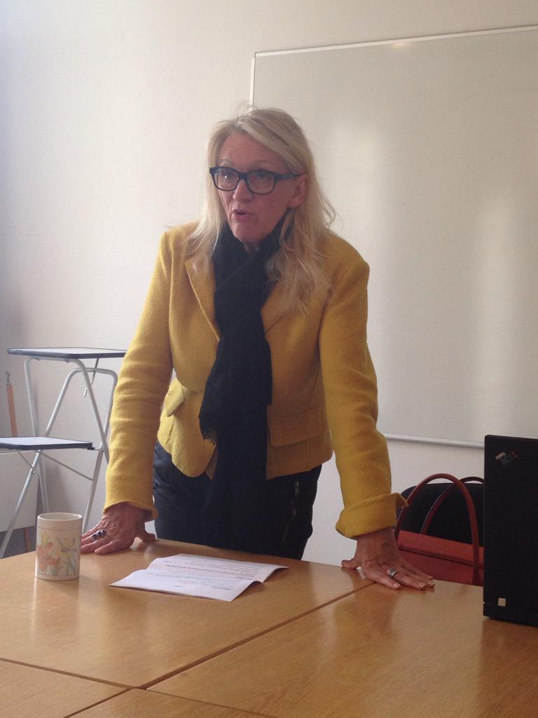 Kvindesamfund's tweet photo. I dag holder @BrittaThomsen oplæg for vores styrelse om #kønskvoter! #FlereKvinderILedelse #bosslady #dkpol http://t.co/eRz2jnwzow