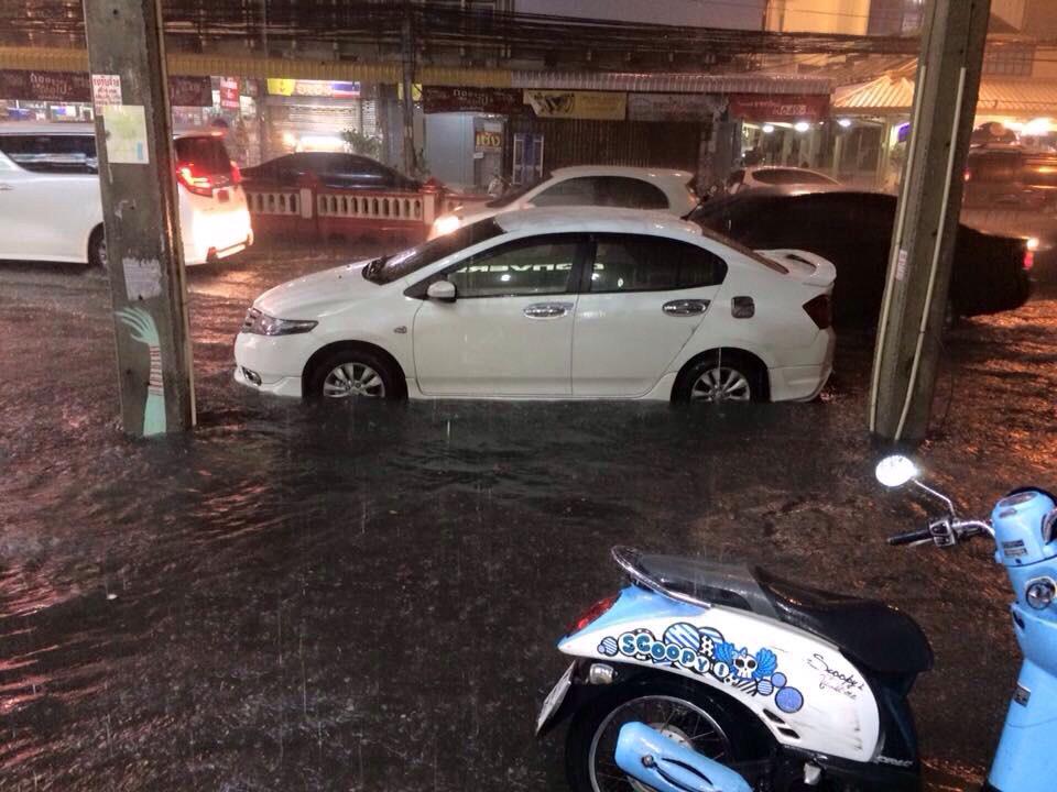 guavahh's tweet photo. Phetchakasem Rd., Hua Hin now. http://t.co/604i2LW7Td
