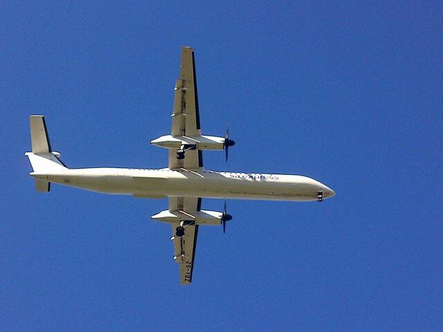 grant_09927's tweet image. #flySAExpress DHC Dash 8 Q400 #ZS-TBZ, 1900ft at 16H15. No tail flag