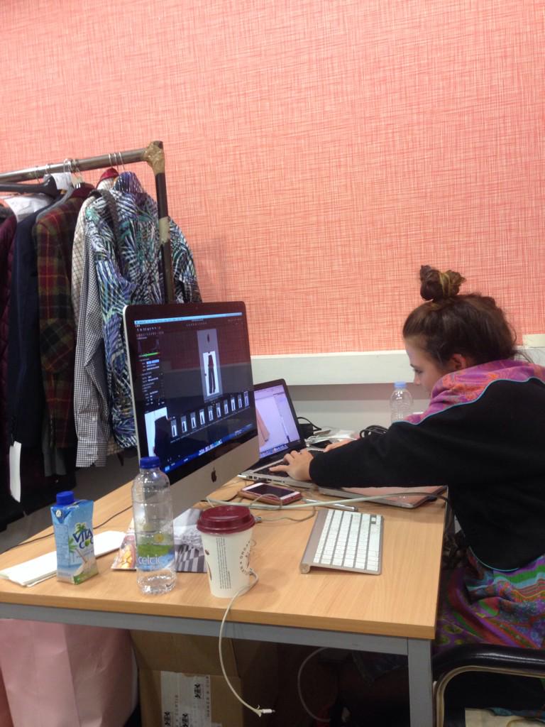 harleymoonkemp's tweet photo. Working @cellisphoto too hard #gettingsassy #multitasking http://t.co/PkOPnliuaU