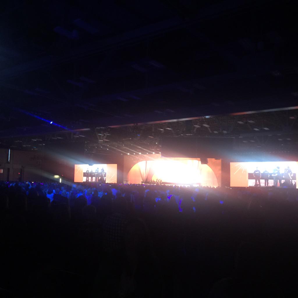 kyliefuu's tweet image. 10,000 standing ovation for the @buildOn kids joining @RodanFieldsHQ team in Austin #rfconvention #RFConvention2015
