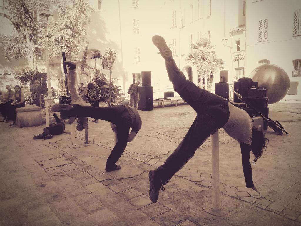 lepetitmariole's tweet photo. Échauffement. Dans 2 heures le festival #constellations commence sur la #placeduglobe de #Toulon http://t.co/4bwIuaE7Pb