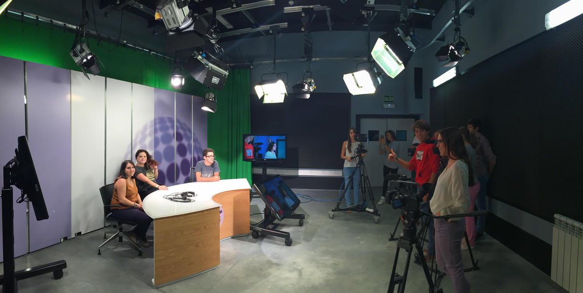 Empezando las prácticas en el plató de TV <a href="/LoyolaAndCom/">Grado Comunicación</a>