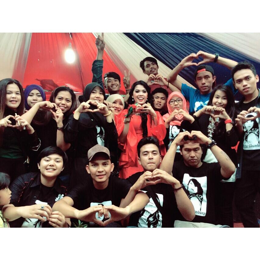 QLkerinci's tweet photo. @QueenLovers_PYK @QueenloversBkt @QueenLoversPdg @Queenofbeee seru bngt alhamdullah sukses acaranya. S.penuh kerinci http://t.co/UrUlop0Zlj