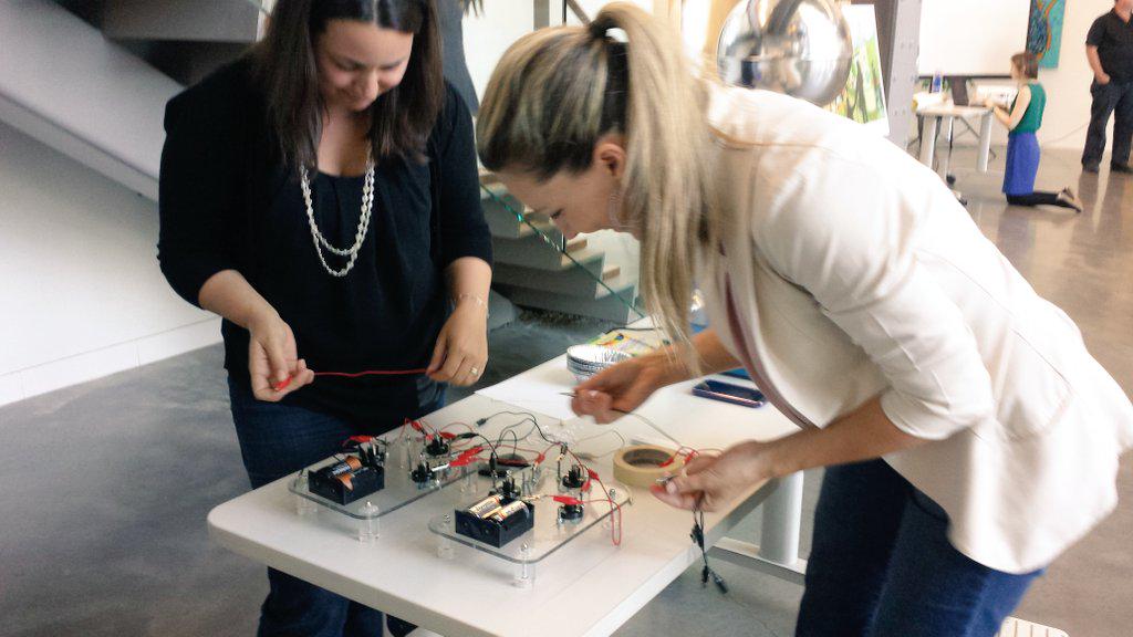 DiscoveryCntr's tweet image. I spot @nspowerinc in a #CircuitChallenge!  Spend your lunch having a bit of fun with science @beelieveDC
