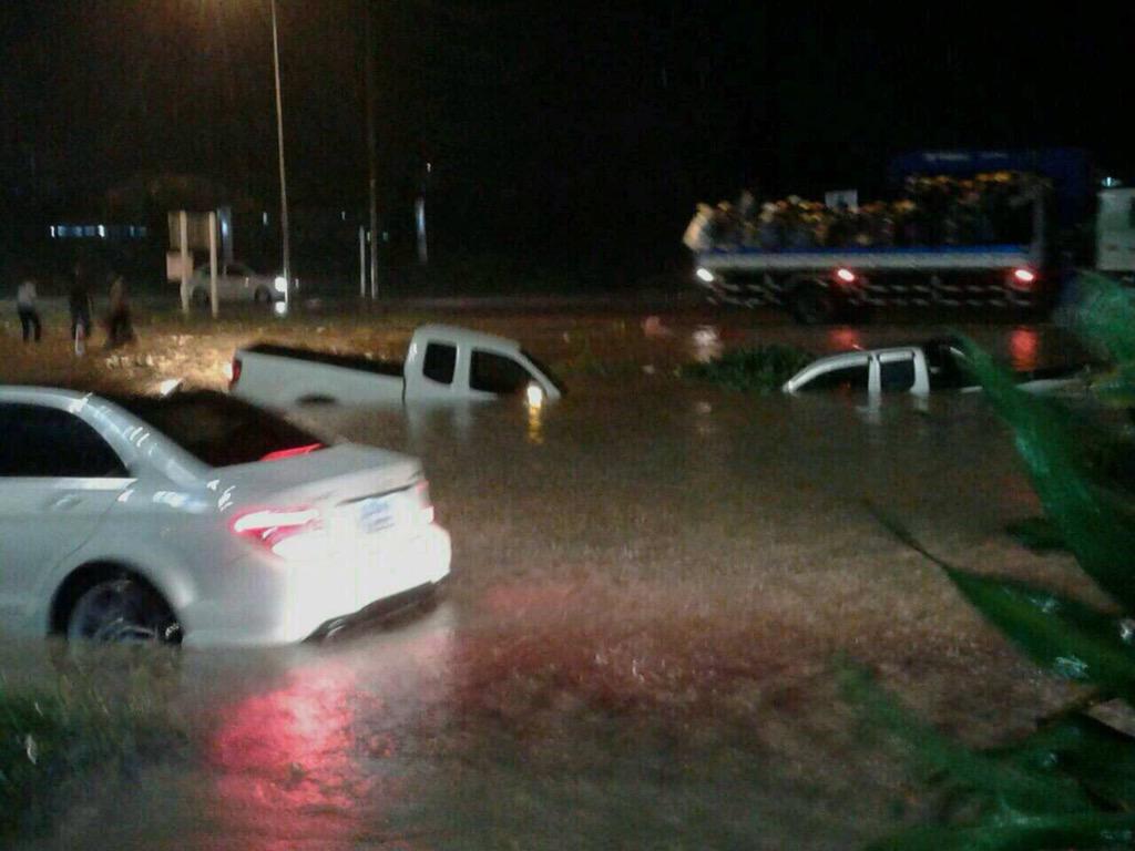 thetruthkaea's tweet photo. ด่วน!!!ผู้ว่าฯวีระ จ.ประจวบฯ เผยฝนตกหนัก1ชม.น้ำป่าทะลักท่วมเขตอ.หัวหิน สูงมาก แนะหลีกเลี่ยงเส้นทาง http://t.co/ap9rdIy9KZ