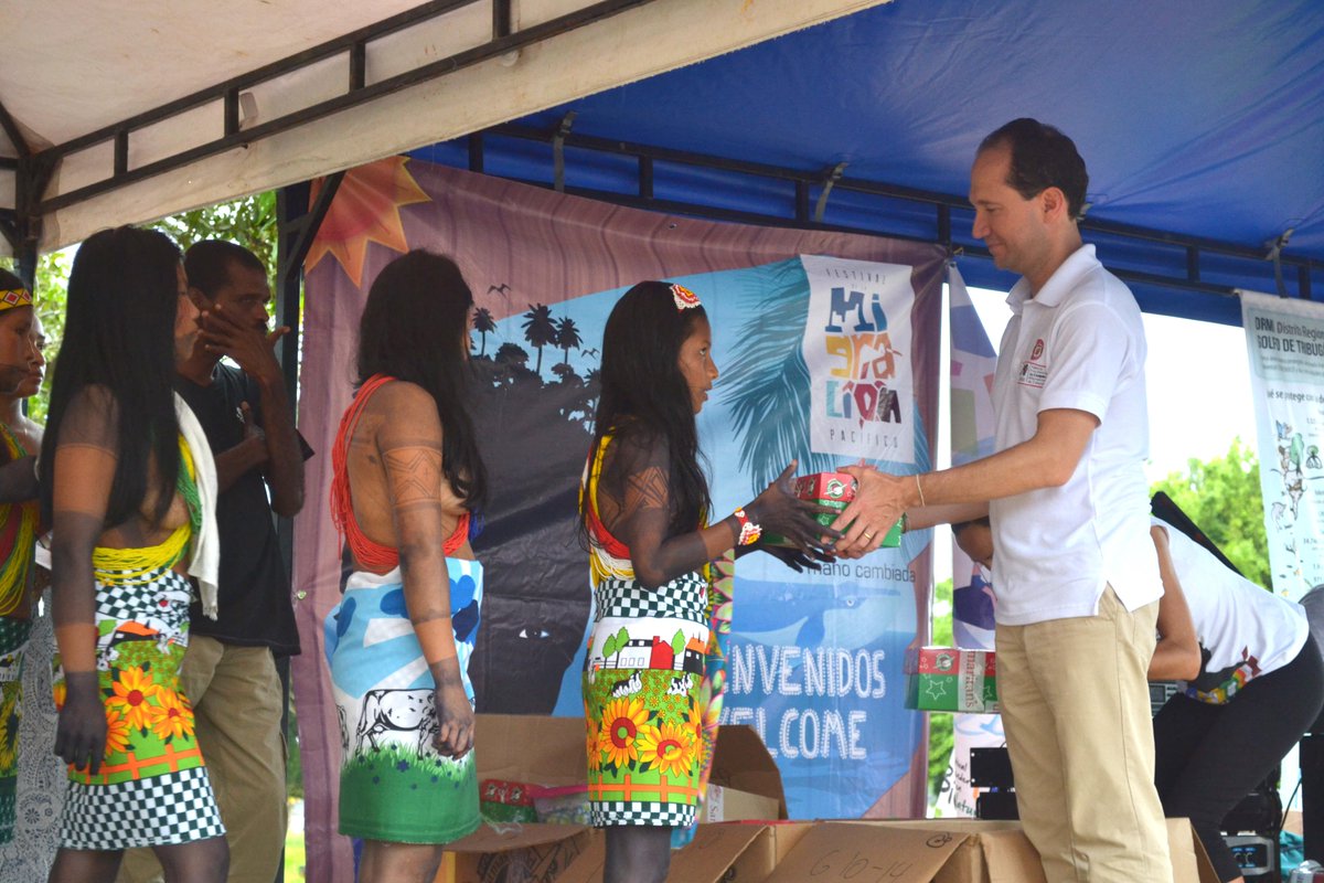 APCColombia's tweet photo. @APCColombia entregó, a través de @mano_cambiada, donaciones a los niños de Nuquí > https://t.co/NuGvbO9OvH http://t.co/PTVnLaHlfO