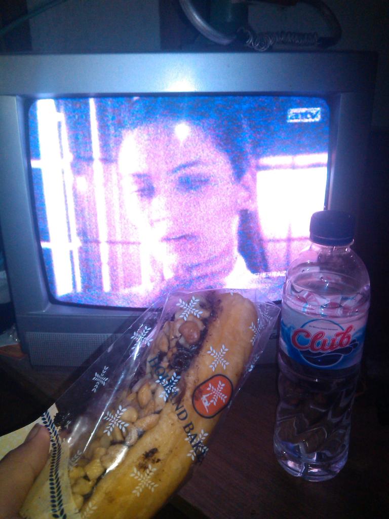 cempLexx's tweet photo. Teman nonton @shehrazatAntv harii ini :D gimanaa gak makin gemuk
Sepotong roti dan air mineral {} http://t.co/ewYhWAuLJF