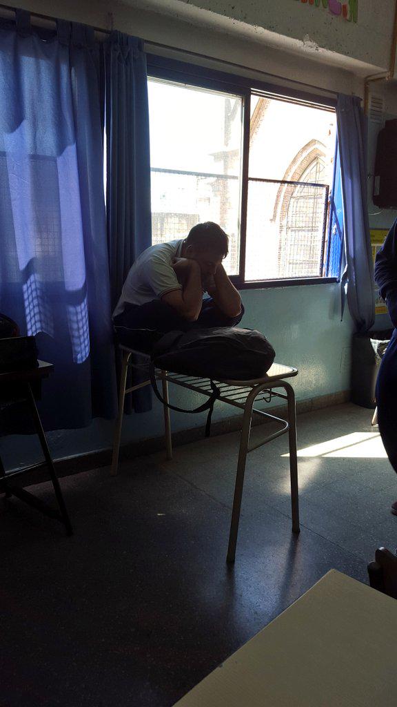 Olmos5to's tweet photo. Uno ya no sabe donde quedarse dormido... http://t.co/HsEqH8VBdx