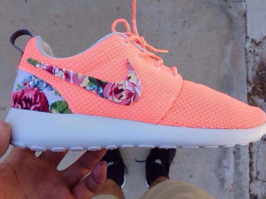 TropicalTanPala's tweet photo. THESE NIKES ARE ADORABLE AND I WANT THEM πΊππΈ #INLOVE #NIKES #THATPRINTTHO http://t.co/GBoLBPhBke