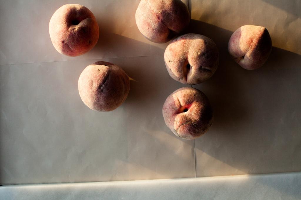 lemonfirebrgade's tweet photo. new post || raw peach and passionfruit torte with Indian Blood peaches http://t.co/z665w21KbW http://t.co/KDjea6Dpbs