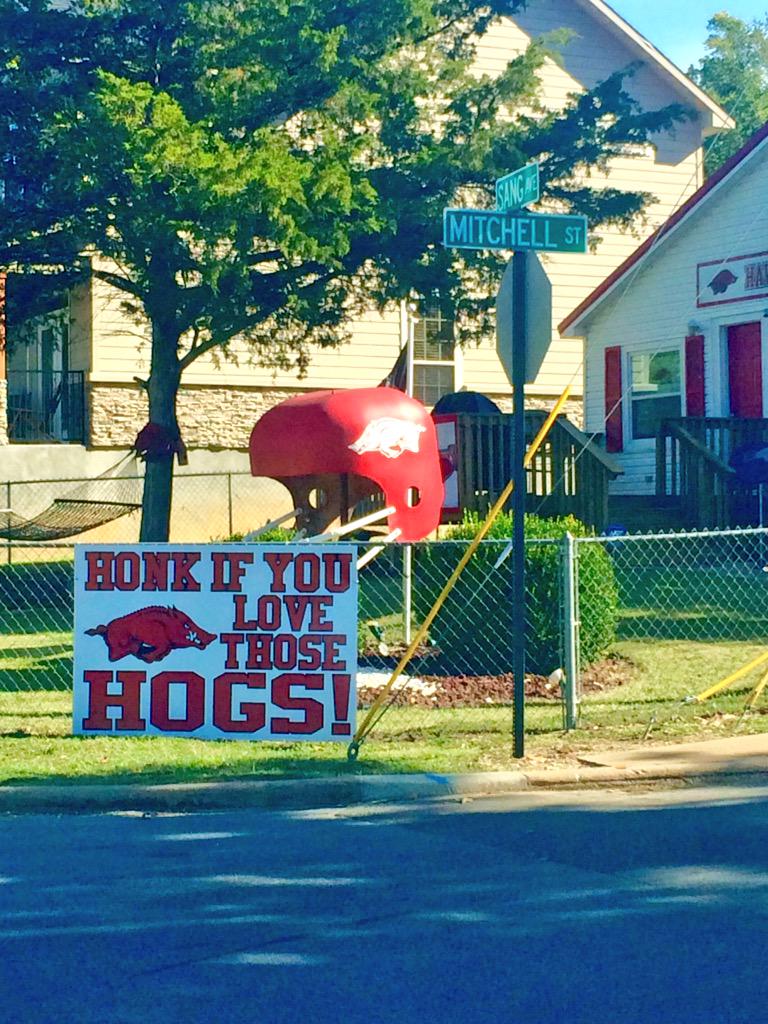 ElvisMoyaUA's tweet photo. It's #RazorbackFriday! ππ http://t.co/T3Ll0krRzd
