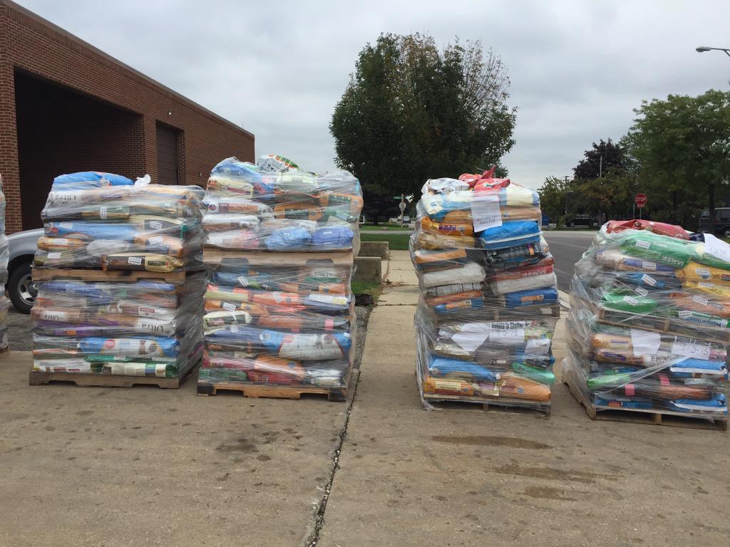 Camp34_BG's tweet photo. Huge donation for #dogsvscats !! 25,000 LBS OF DOG FOOD!!! @BobbyBG_CEO  @Whitney_BG  @Rvelkov_BG @BlueGrace_CHI http://t.co/pIXznOKDNo