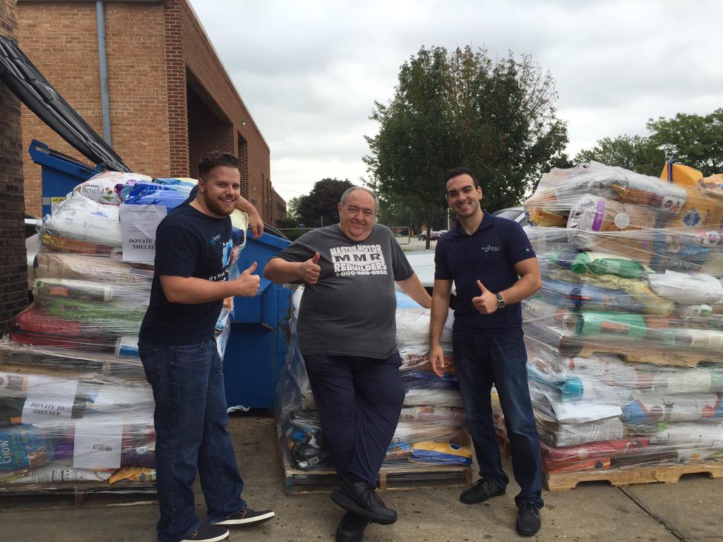 Camp34_BG's tweet photo. Huge donation for #dogsvscats !! 25,000 LBS OF DOG FOOD!!! @BobbyBG_CEO  @Whitney_BG  @Rvelkov_BG @BlueGrace_CHI http://t.co/pIXznOKDNo