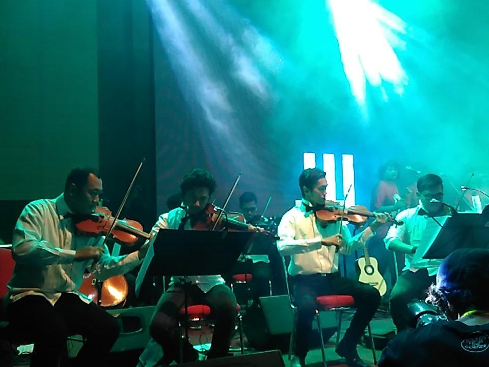 efekrumahkaca's tweet photo. Dan yang istimewa di #PasarBisaDikonserkan sesi ke-3 ini adalah adanya string section yg menambah meriah musik erk http://t.co/cejlhsypDh